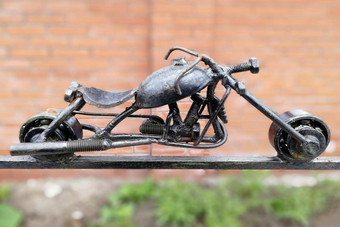 金属摩托车小雕像开放前面视图
