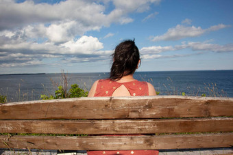 女人享受和平<strong>海洋公园</strong>板凳上