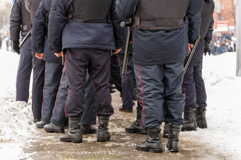 俄罗斯警察军官腿黑色的脚踝靴子红色的条纹裤子橡胶tonfa晚上棒