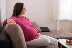 怀孕了女人享受休息沙发