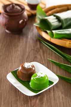 蛋糕kosui传统的马来西亚夫人甜蜜的甜点蛋糕吃新鲜磨碎的椰子