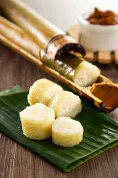 糯米大米包装另请阅读：香蕉叶包裹竹子茎煮熟的开放火乐芒传统的马来语家庭吃牛肉鸡仁堂