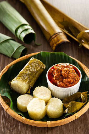 <strong>糯米</strong>大米包装另请阅读：香蕉叶包裹竹子茎煮熟的开放火乐芒传统的马来语家庭吃牛肉鸡仁堂