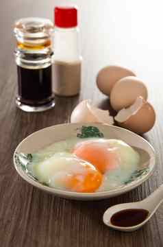 一半煮熟的有机鸡蛋受欢迎的中国人风格早餐马来西亚科皮蒂亚姆