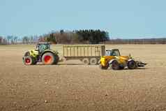 春天工作农场农民拖拉机准备场播种农民土地拖拉机