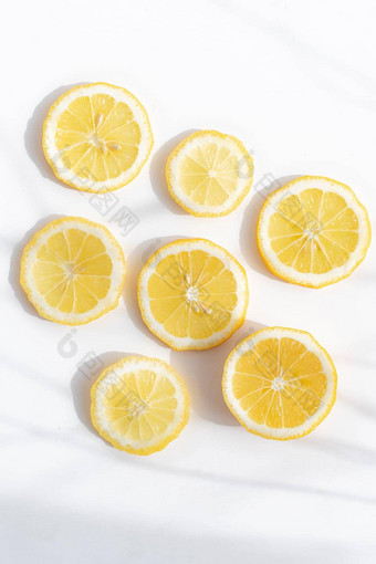切片柠檬<strong>白色背景</strong>柠檬布局切片水果黄色的颜色<strong>白色背景光影</strong>子柑橘类复制空间