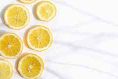 切片柠檬白色背景柠檬布局切片水果黄色的颜色白色背景光影子柑橘类复制空间
