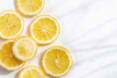 切片柠檬白色背景柠檬布局切片水果黄色的颜色白色背景光影子柑橘类复制空间