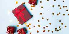 红色的五彩纸屑礼物红色的礼物布局前五彩纸屑分散一年圣诞节情人节一天假期