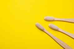 竹子刷黄色的背景塑料生态采取护理世界牙刷清洁牙齿黄色的背景复制空间环境