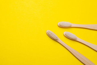 竹子刷黄色的背景塑料生态采取护理世界牙刷清洁牙齿黄色的背景复制空间环境