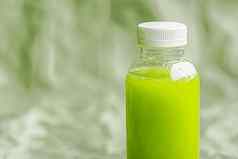 新鲜的绿色汁环保可回收的塑料瓶包装健康的喝食物产品