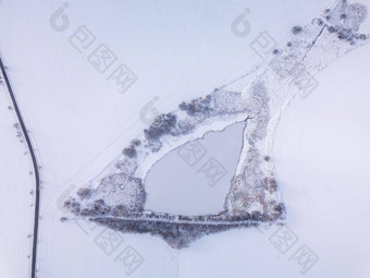 空中鸟视图美丽的冬天景观冻池塘覆盖雪中央欧洲农村捷克共和国维索西纳高地地区欧洲