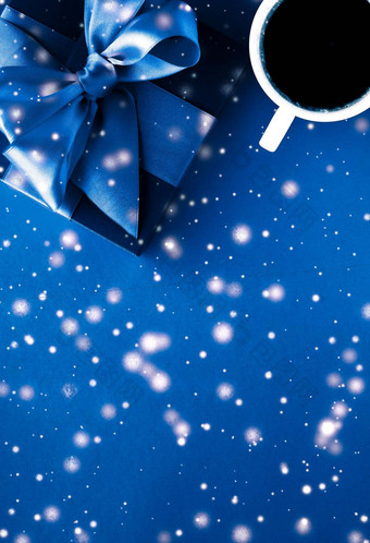 冬天假期礼物盒子咖啡杯发光的雪<strong>蓝色</strong>的<strong>平铺</strong>背景圣诞节时间现在惊喜