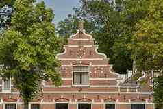 树路前面典型的荷兰房子法拉盛荷兰