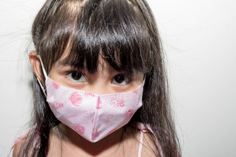 亚洲女<strong>孩子</strong>穿面具保护电晕病毒传播空气