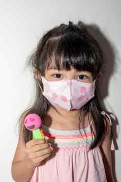 亚洲女孩子穿面具保护电晕病毒传播空气