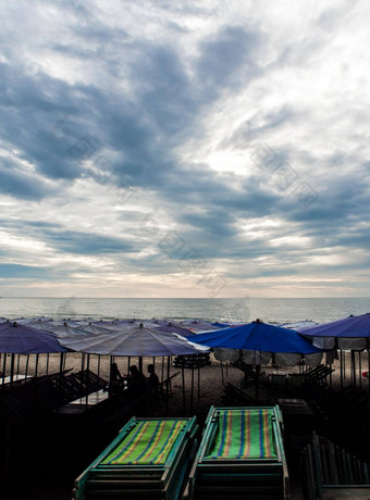 色彩斑斓的帆布坐卧两用长椅海滩伞