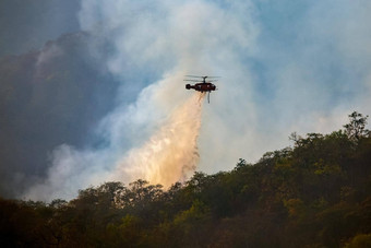 直升机倾销水森林火