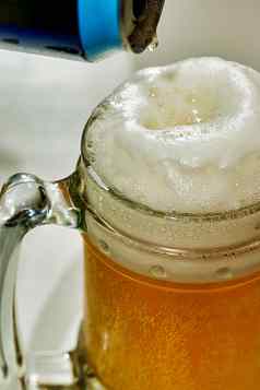 啤酒倒锡透明的玻璃杯状