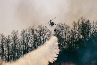 直升机下降水森林火