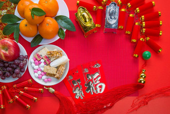平躺中国人一<strong>年节</strong>日装饰橙色苹果葡萄红色的包文本图像意义好《财富》杂志