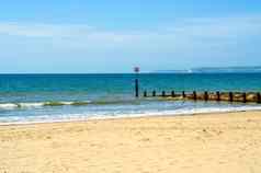 码头非金属桩桑迪海滩蓝色的海洋黄色的沙子阳光明媚的热一天海边度假胜地