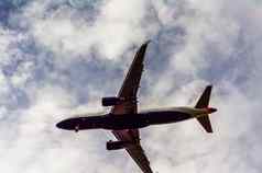 乘客飞机飞行蓝色的天空云巡航飞机运输行业