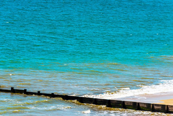 码头非金属桩桑迪海滩蓝色的海洋黄色的沙子阳光明媚的热一天<strong>海边度假</strong>胜地