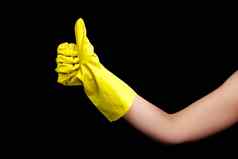 手黄色的保护手套清洁使拇指手势