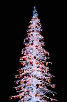 大白色冷杉树装饰圣诞节灯晚上
