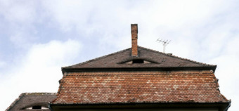 罗马尼亚<strong>陶瓷</strong>瓦屋顶砖烟囱<strong>电视</strong>天线