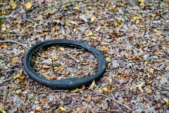 概念环境污染人类生活产品自行车轮胎扔森林
