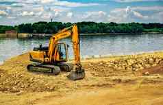 现代挖掘机执行挖掘工作建设网站卢塞城市保加利亚
