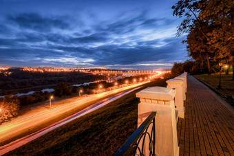 移动<strong>车模</strong>糊光城市晚上桥河路视图公园高度栅栏前景
