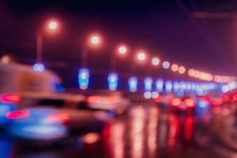 模糊的灯移动汽车灯笼反映湿沥青晚上城市
