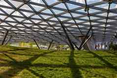 玻璃屋顶椭圆形金属分区影子基地草