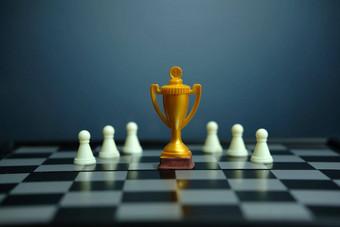 业务策略概念上的照片- - - - - -金奖杯站棋盘国际象棋兵