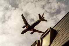 乘客飞机飞行屋顶住宅房屋低飞机苍蝇屋顶瓷砖