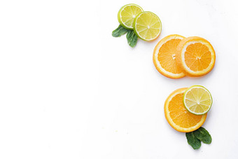 柑橘类水果白色背景减少彩色的水果柑橘类家庭柑橘类切片布局前视图白色背景文章健康的吃酮饮食