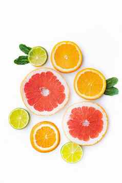 柑橘类水果白色背景减少彩色的水果柑橘类家庭柑橘类切片布局前视图白色背景文章健康的吃酮饮食