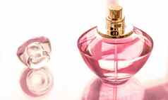 粉红色的香水瓶光滑的背景甜蜜的花气味魅力香味水香水假期礼物奢侈品美化妆品品牌设计