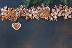 圣诞节姜饼雪花心形状的饼干装饰乡村黑暗背景圣诞节一年传统概念