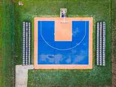 色彩斑斓的篮球场户外体育地面蓝色的橙色表面玩篮球灯长椅观众