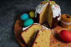 复活节蛋糕色彩斑斓的复活节鸡蛋