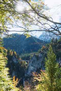 美丽的自然欧洲阿尔卑斯山脉景观视图高山山湖村阳光明媚的一天旅行目的地