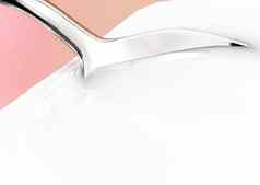 酸奶杯银勺子米色背景白色塑料容器酸奶奶油新鲜的乳制品产品健康的饮食营养平衡
