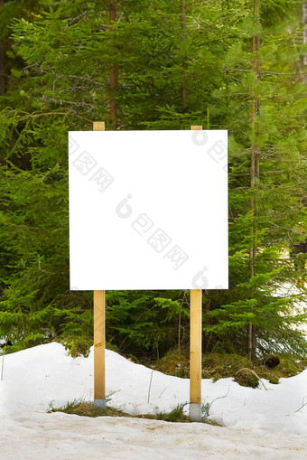 白色信息海报空白广告广告牌占位符森林白色空公告董事会冬天松森林户外信息横幅模型