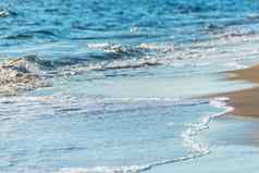 关闭海水影响沙子海滩海波平静地流动沙子放松视图