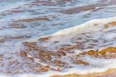 关闭海水影响沙子海滩海波平静地流动沙子放松视图